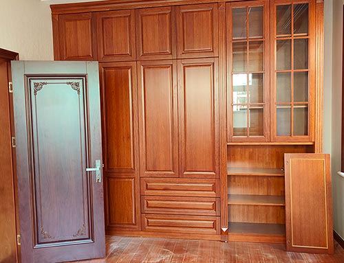 武平中式家庭装修里定制的实木衣柜效果图